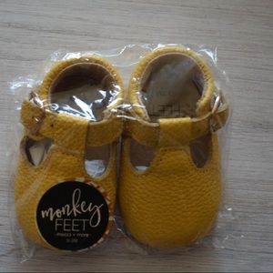Monkey Feet Mustard 0/3m Tstraps